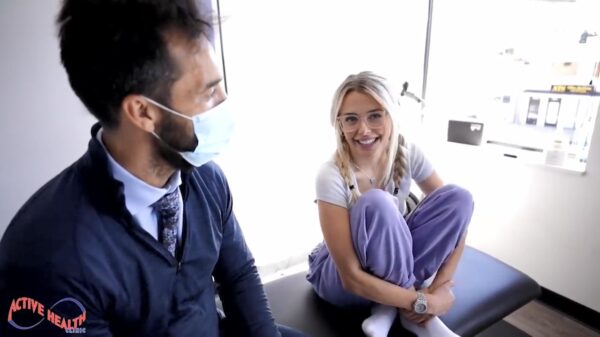 Gelukkige chiropractor mag streamer Corinna Kopf onder handen nemen