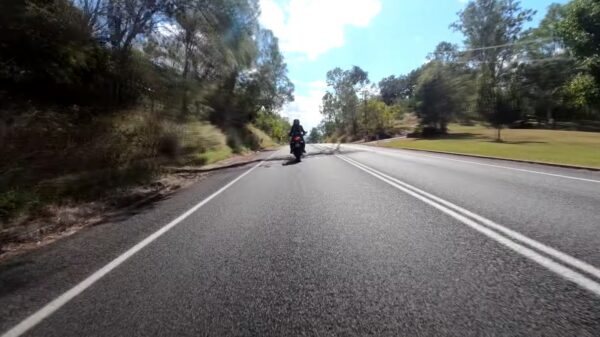 Motorrijder komt behoorlijk goed weg als ze over een takje rijdt