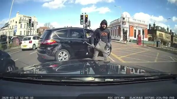 Malloot slaat met een koevoet voorruit in tijdens verkeersfittie in Londen