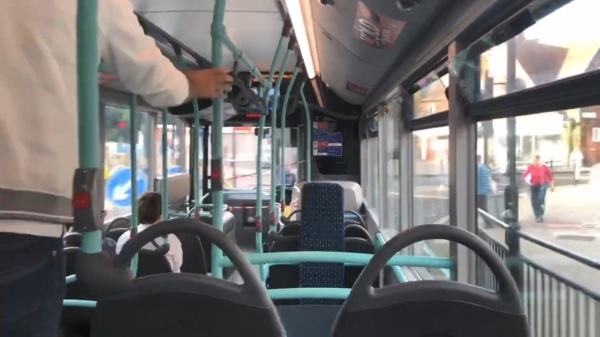 Slaaptablet wordt net niet ondersteboven gereden door een bus