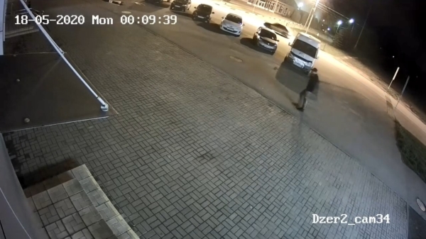 Russische man wordt uit het niets op straat aangevallen door een beer