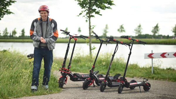 Whoot, deze elektrische step haalt een topsnelheid van maar liefst 120 km/h!