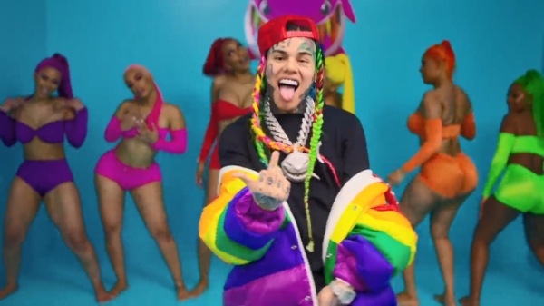 De videoclip van omstreden rapper 6ix9ine is zonder muziek behoorlijk tenenkrommend