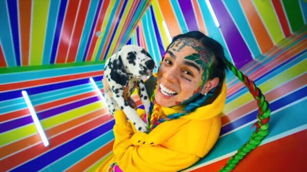 De videoclip van omstreden rapper 6ix9ine is zonder muziek behoorlijk tenenkrommend
