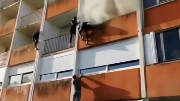 Helden redden zonder nadenken oude man uit brandend gebouw in Frankrijk