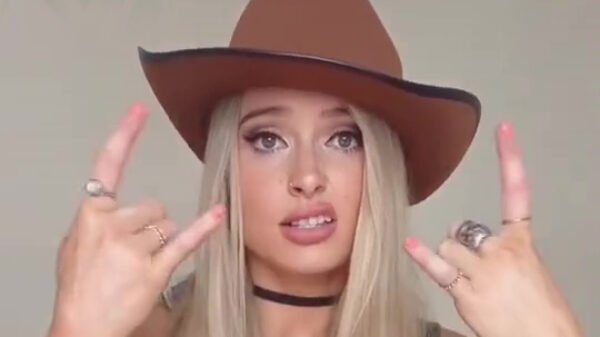 Cowgirl laat haar skills op de gitaar even zien