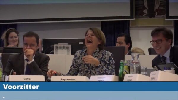 Burgemeester Delft mept per ongeluk met hamer op iPhone