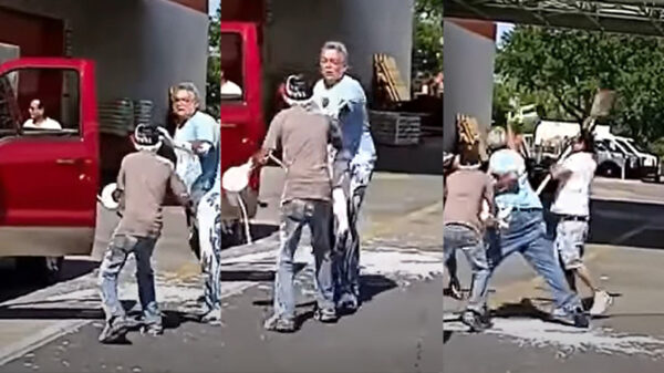 Schilders kladderen elkaar onder tijdens een gevecht bij een bouwmarkt