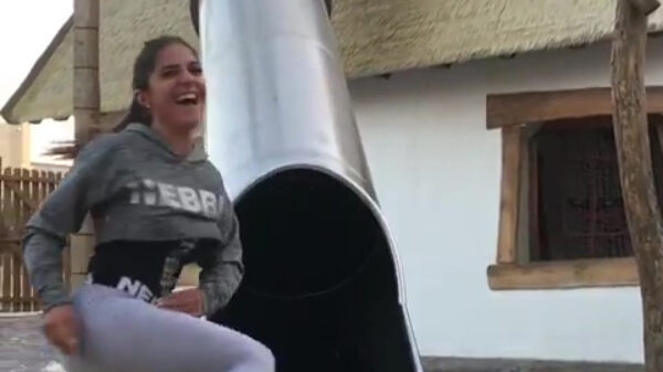 Deze dame gaat even ondeugend van de glijbaan