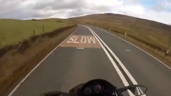 Motorrijder bewijst dat het woord "slow" net iets te ingewikkeld voor hem is