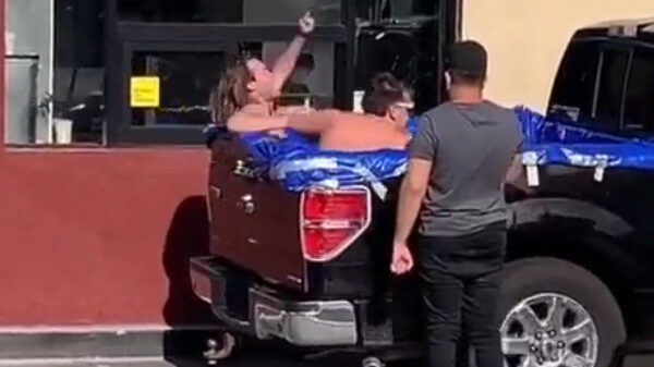 Amerikanen gaan gewoon in hun zwembad door de drive-thru