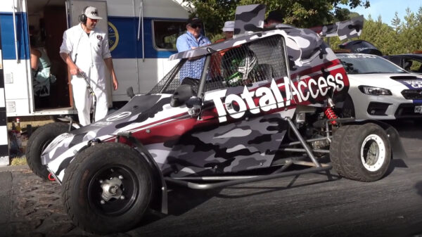 Even met een winkelwagentje met 160PK over een parcours raggen