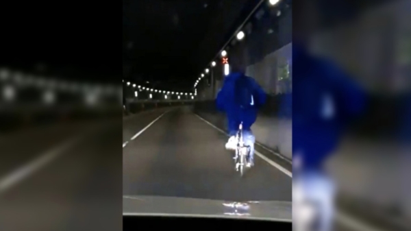 Spookrijdende fietser in de IJtunnel