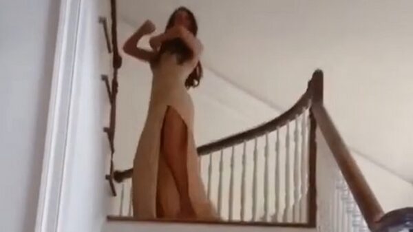 Even d'r nieuwe jurk bovenaan de trap showen