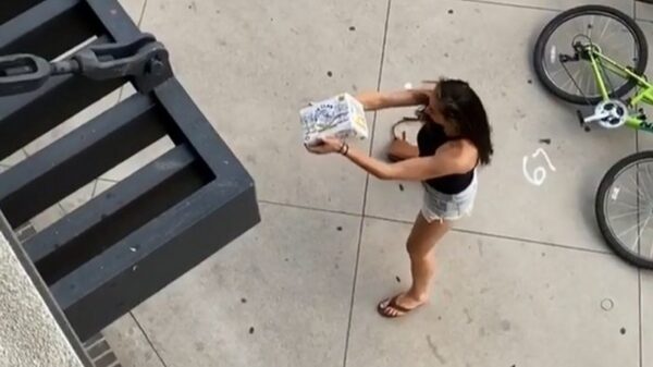 Chick gooit het bier even naar boven