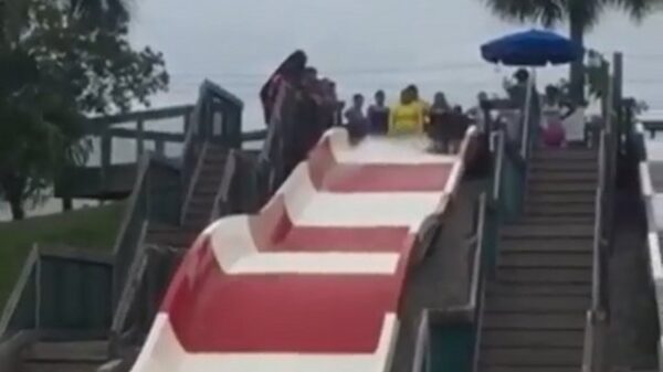 Big Mama heeft een wild ritje op de waterglijbaan