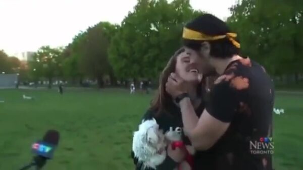 Canadees grijpt zijn kans en zoent onbekende dame tijdens live tv-interview