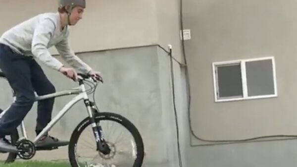 Stef stuntpiloot test de kwaliteit van zijn nieuwe helm