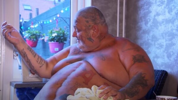 Man bijt hond XL gaat langs bij een indrukwekkende boeddha-liefhebber