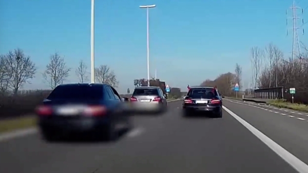 Levensgevaarlijke acties van Turkse trouwstoet op de Belgische snelweg
