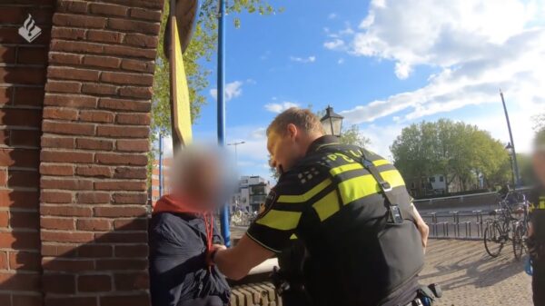 Coronaspuger in Utrecht loopt tegen de lamp en mag mee naar het bureau