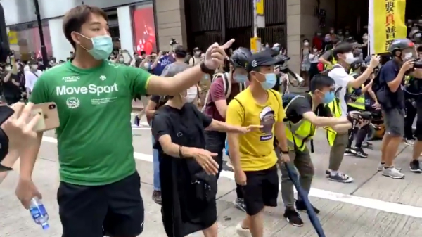 Demonstraties in Hong Kong laaien weer op, politie bekogeld met planten