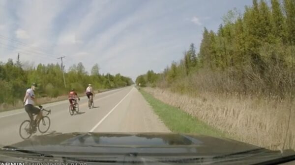 Wielrenners demonstreren dat je auto hier parkeren best tricky kan zijn