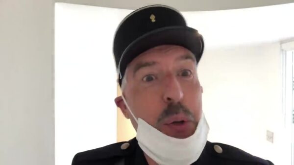 Good meuning, officer Crabtree geeft instrocties voor de lickdown