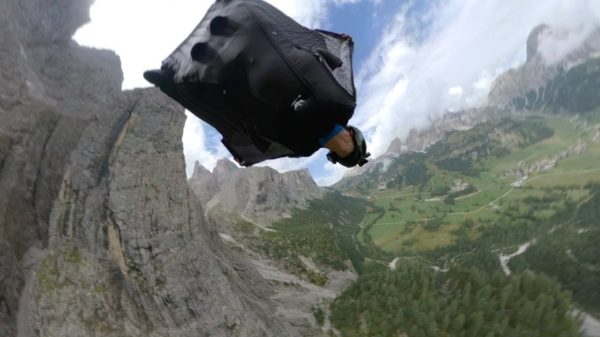 James Boole doet een van de meest bizarre wingsuit-routes ooit