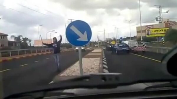 Agressieve roadrager treft net eventjes de verkeerde