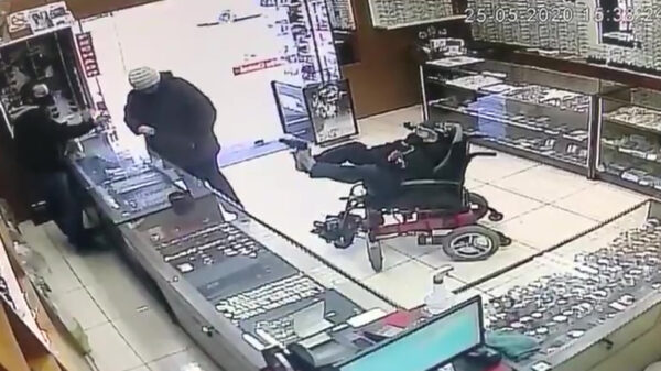 Rolstoeler laat zien dat je nooit te zwak bent om een overval te plegen