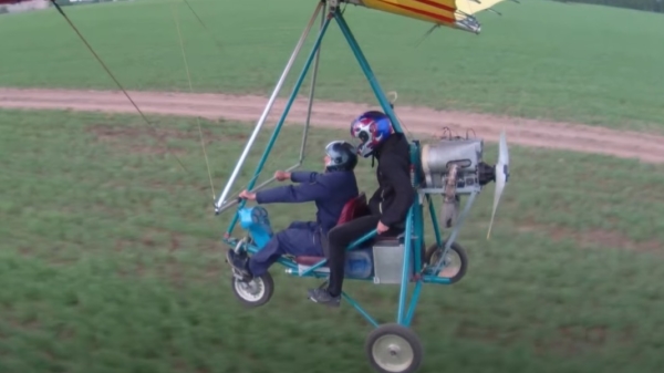 Aangedreven deltavlieger maakt harde klapper als de motor hapert