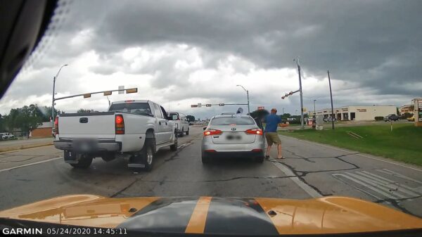 Driftkikker verliest al dan niet opzettelijk zijn koffie en pet tijdens road rage