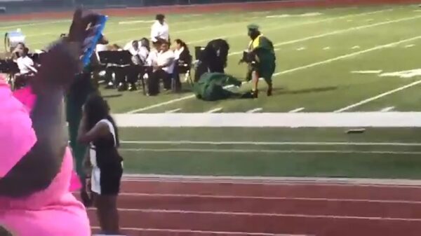 Dame heeft iets té hoge hakken aangetrokken tijdens haar diploma-uitreiking