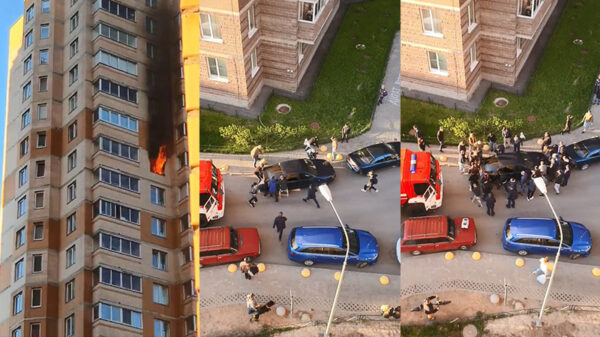 Russen helpen een auto optillen als brandweer er niet langs kan