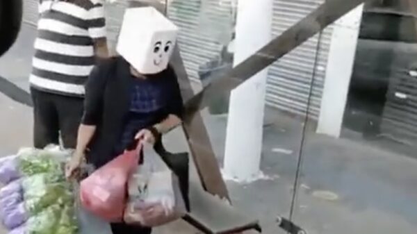 Bij gebrek aan mondkapjes heb je altijd nog een oude doos