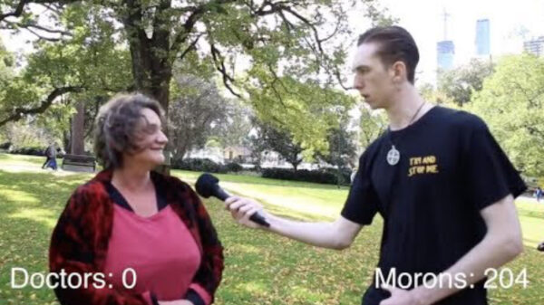 Australische comedian gaat bij antivax-protest op zoek naar aanwezige doktoren