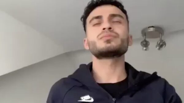 Man introduceert het nieuwe volkslied van Marokko