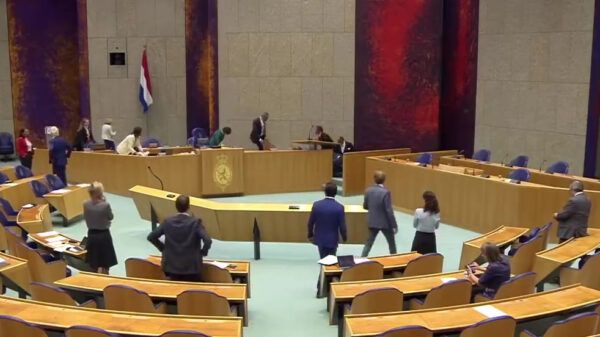 Kamerlid Tom van der Lee (GroenLinks) wordt onwel en zakt in elkaar in Tweede Kamer
