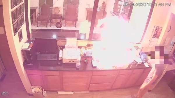 Idioot in Texas steekt de receptie van een hotel in brand tijdens mislukte overval