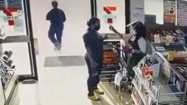 Iets te ijverige winkelmedewerkster sprayt desinfectie in ogen van klant