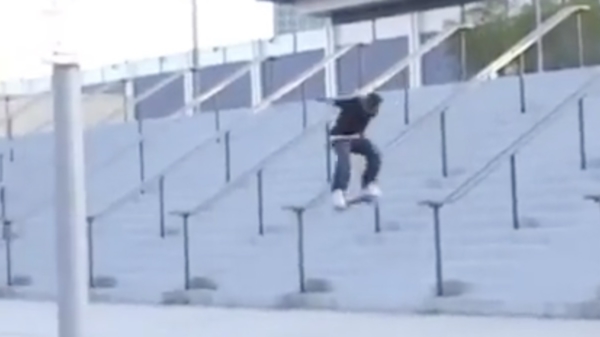 Amerikaanse skateboarder maakt onvrijwillige spagaat