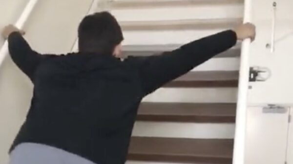 Wedden dat ik 7 treden tegelijk kan nemen!