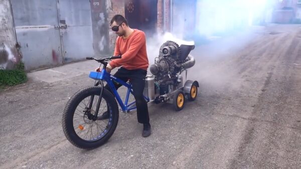 Russische doe-het-zelver moet nog sleutelen aan zijn helikopterfiets