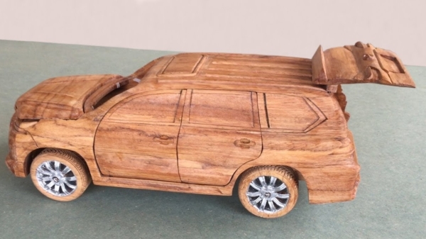 Handige Harrie maakt met hout realistische replica's van allerlei auto's