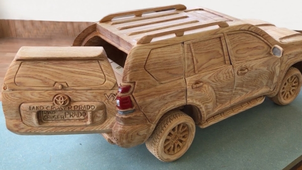 Handige Harrie maakt met hout realistische replica's van allerlei auto's