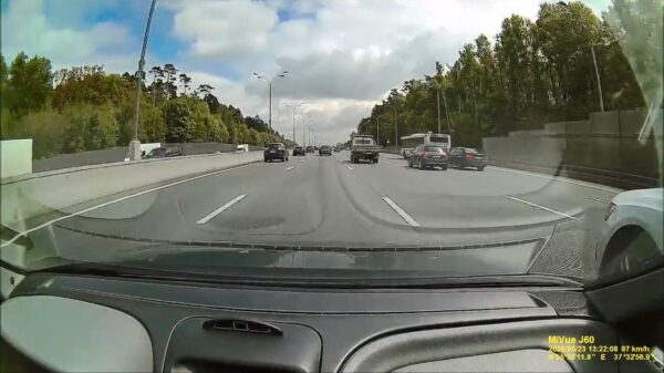 Russisch eikeltje in BMW veroorzaakt ongeluk na idiote invoegactie