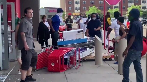 Demonstraties na dood George Floyd lopen in Amerika uit op rellen en plunderingen