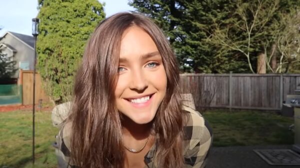 De charmante Rachel Cook nodigt je uit voor een zomerse try on-video