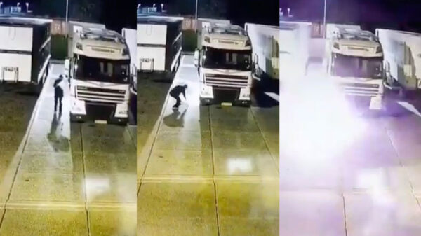 Video: man zet vijf vrachtwagens in brand bij eendenslachterij in Ermelo